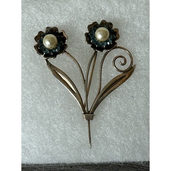 Lovely Vintage Sterling Flower Pin Adorned With Blue Topaz & Pearls. Stamped 925 - Picture 1 of 4
